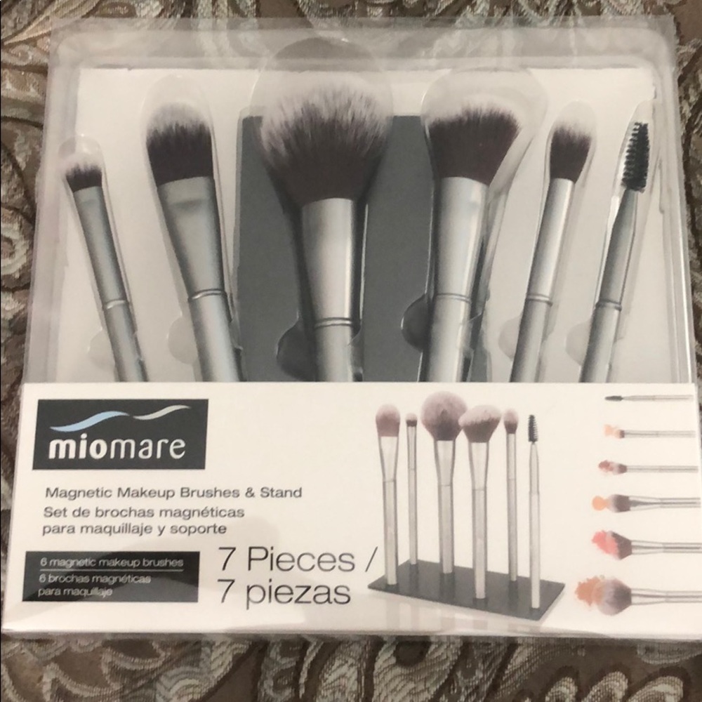 Magnetic makeup brushes & stand set